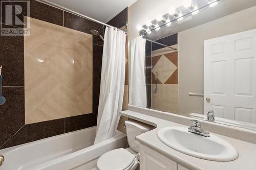 402 6963 Victoria Drive, Vancouver, BC - Indoor Photo Showing Bathroom