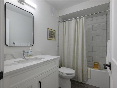 103-1217 Manzanita Pl, Nanaimo, BC - Indoor Photo Showing Bathroom