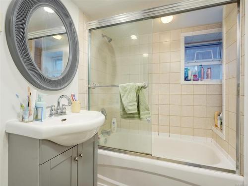 1564 Monterey Ave, Oak Bay, BC - Indoor Photo Showing Bathroom