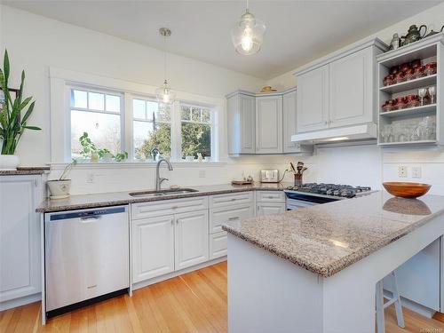 1564 Monterey Ave, Oak Bay, BC - Indoor Photo Showing Kitchen With Upgraded Kitchen