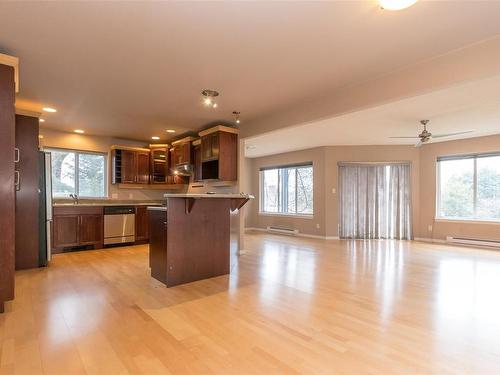 984 Cloverdale Ave, Saanich, BC - Indoor Photo Showing Kitchen