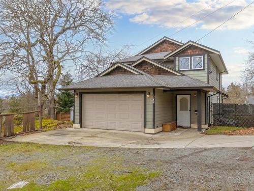 984 Cloverdale Ave, Saanich, BC - Outdoor