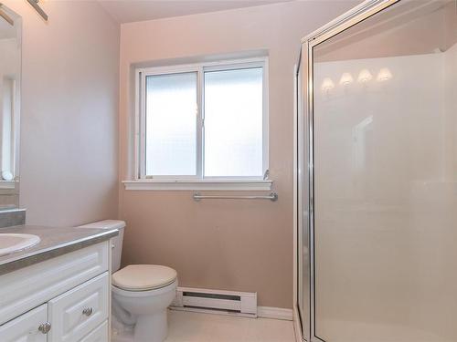 984 Cloverdale Ave, Saanich, BC - Indoor Photo Showing Bathroom