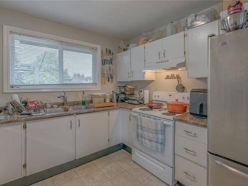 2143 Duggan Rd, Nanaimo, BC - Indoor Photo Showing Kitchen