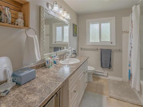2143 Duggan Rd, Nanaimo, BC - Indoor Photo Showing Bathroom