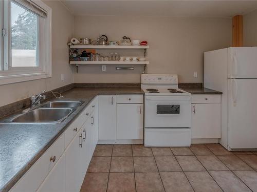 2143 Duggan Rd, Nanaimo, BC - Indoor Photo Showing Kitchen With Double Sink