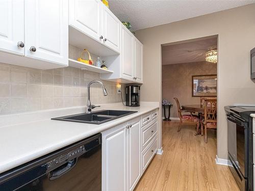 101-2125 Oak Bay Ave, Oak Bay, BC - Indoor Photo Showing Kitchen With Double Sink