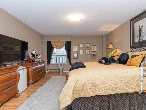 101-2125 Oak Bay Ave, Oak Bay, BC - Indoor Photo Showing Bedroom