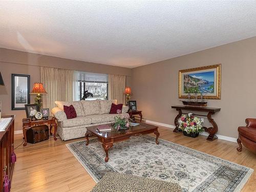 101-2125 Oak Bay Ave, Oak Bay, BC - Indoor Photo Showing Living Room