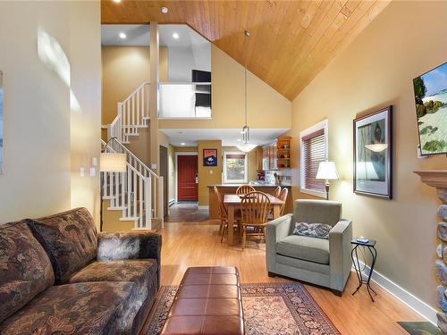 141-1080 Resort Dr, Parksville, BC - Indoor Photo Showing Living Room