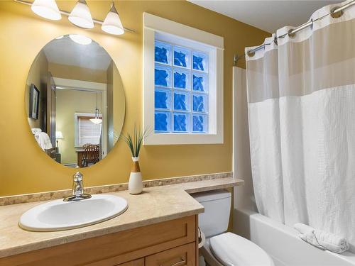 141-1080 Resort Dr, Parksville, BC - Indoor Photo Showing Bathroom