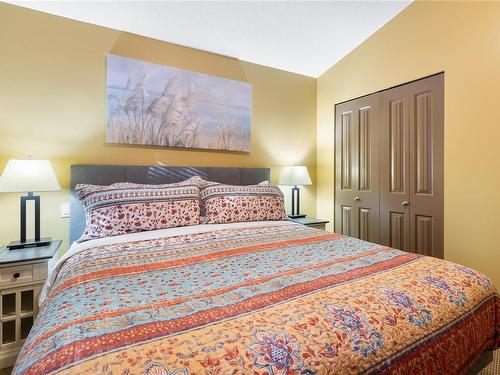 141-1080 Resort Dr, Parksville, BC - Indoor Photo Showing Bedroom