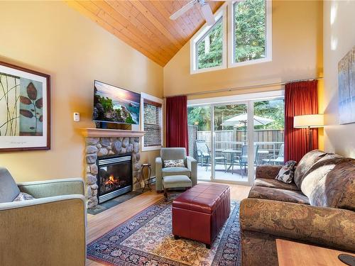 141-1080 Resort Dr, Parksville, BC - Indoor Photo Showing Living Room With Fireplace