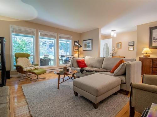 4608 Ketch Rd, Pender Island, BC - Indoor Photo Showing Living Room