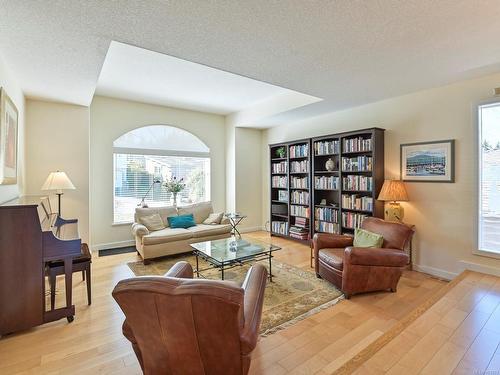 5386 Georgiaview Cres, Nanaimo, BC - Indoor Photo Showing Living Room
