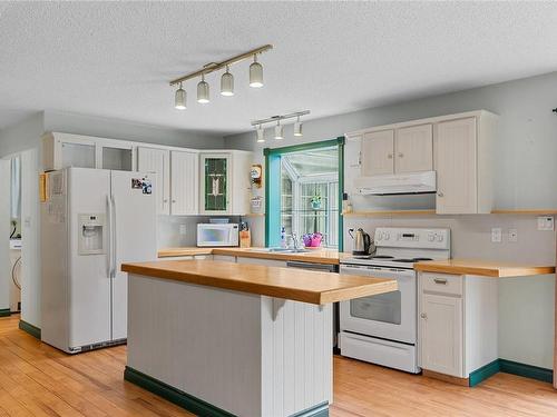 7110 Peterson Rd, Lantzville, BC - Indoor Photo Showing Kitchen