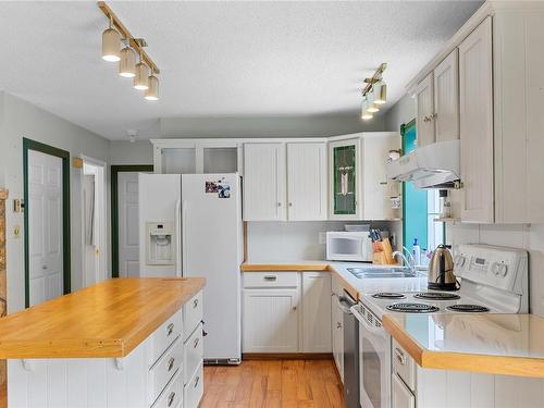 7110 Peterson Rd, Lantzville, BC - Indoor Photo Showing Kitchen With Double Sink