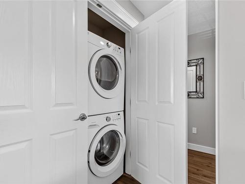 423 Craig St, Parksville, BC - Indoor Photo Showing Laundry Room