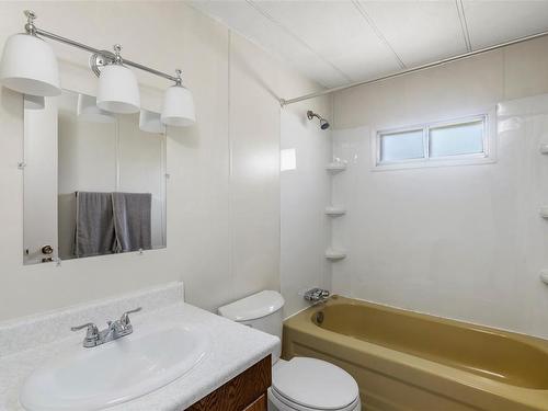 938 Avrill Rd, Langford, BC - Indoor Photo Showing Bathroom