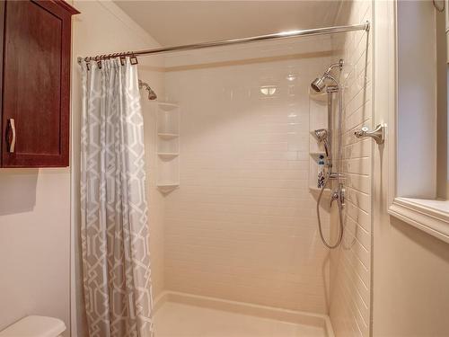 5758 Broadway Rd, Nanaimo, BC - Indoor Photo Showing Bathroom