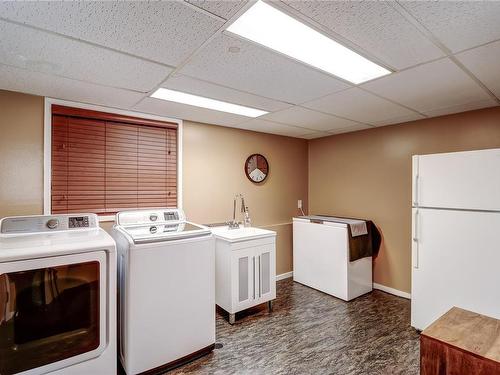 5758 Broadway Rd, Nanaimo, BC - Indoor Photo Showing Laundry Room