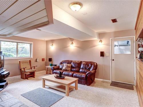 5758 Broadway Rd, Nanaimo, BC - Indoor Photo Showing Living Room