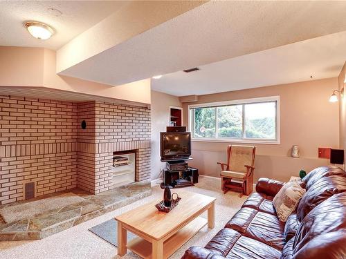 5758 Broadway Rd, Nanaimo, BC - Indoor Photo Showing Living Room With Fireplace
