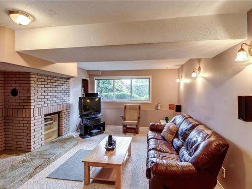 5758 Broadway Rd, Nanaimo, BC - Indoor Photo Showing Living Room With Fireplace