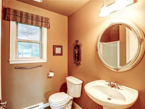 5758 Broadway Rd, Nanaimo, BC - Indoor Photo Showing Bathroom
