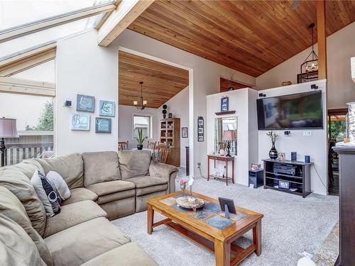 5758 Broadway Rd, Nanaimo, BC - Indoor Photo Showing Living Room