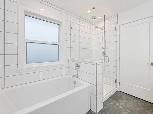 1023 Englewood Ave, Langford, BC - Indoor Photo Showing Bathroom