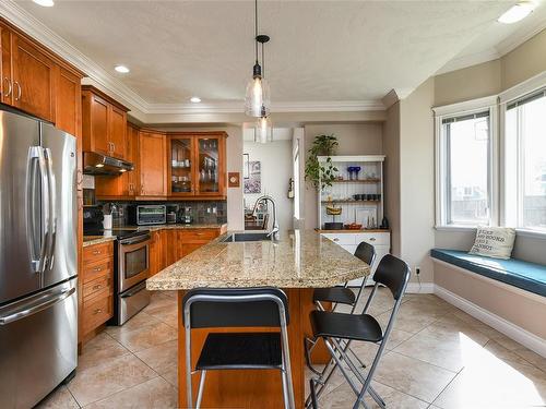 2685 Rydal Ave, Cumberland, BC - Indoor Photo Showing Kitchen