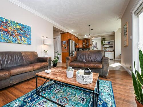 2685 Rydal Ave, Cumberland, BC - Indoor Photo Showing Living Room