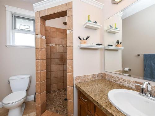 2685 Rydal Ave, Cumberland, BC - Indoor Photo Showing Bathroom