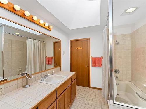 187 Quarry Dr, Salt Spring, BC - Indoor Photo Showing Bathroom
