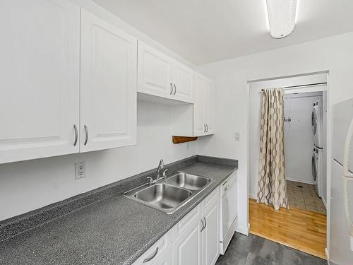 542 Carnation Pl, Saanich, BC - Indoor Photo Showing Kitchen With Double Sink