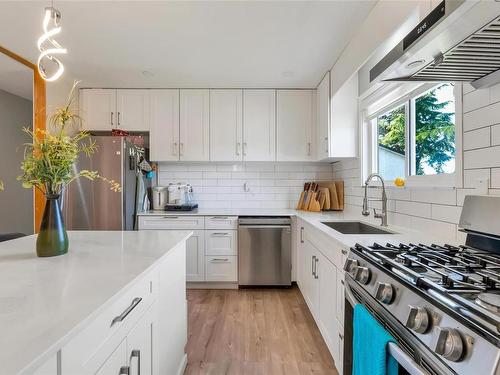 1624 Hybury Pl, Saanich, BC - Indoor Photo Showing Kitchen With Stainless Steel Kitchen With Upgraded Kitchen