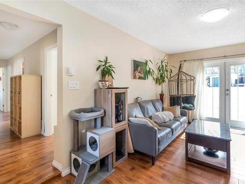 1624 Hybury Pl, Saanich, BC - Indoor Photo Showing Living Room