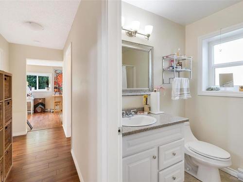 1624 Hybury Pl, Saanich, BC - Indoor Photo Showing Bathroom