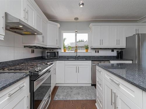 9559 Lapwing Pl, Sidney, BC - Indoor Photo Showing Kitchen With Double Sink With Upgraded Kitchen