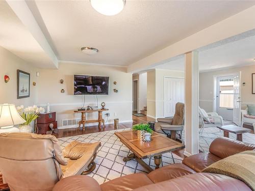 3285 Dolphin Dr, Nanoose Bay, BC - Indoor Photo Showing Living Room