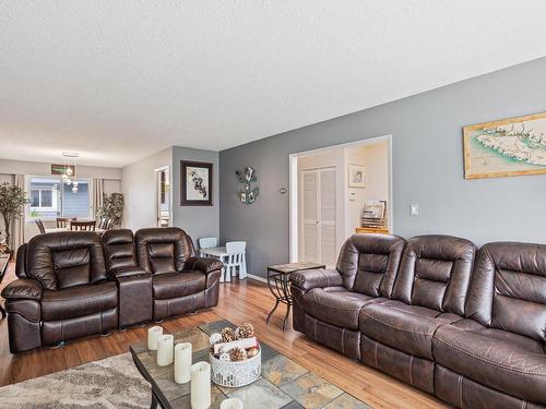 2325 Strathcona Cres, Comox, BC - Indoor Photo Showing Living Room