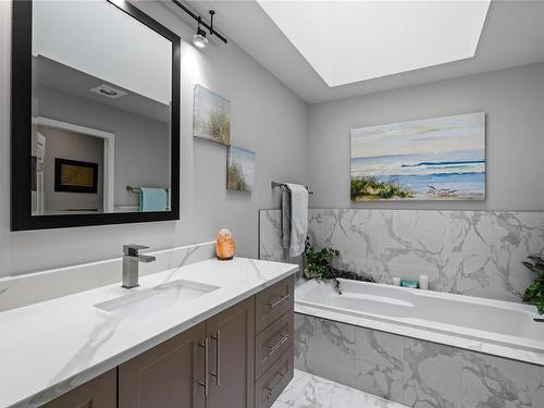 1150 Lee Rd, Parksville, BC - Indoor Photo Showing Bathroom