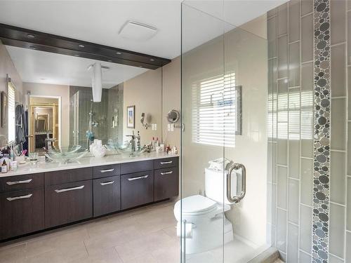 1075 Quailwood Pl, Saanich, BC - Indoor Photo Showing Bathroom