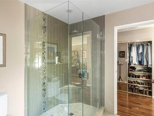 1075 Quailwood Pl, Saanich, BC - Indoor Photo Showing Bathroom