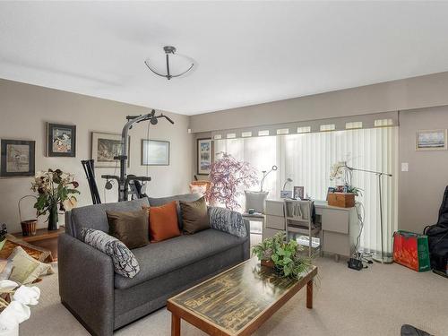 1075 Quailwood Pl, Saanich, BC - Indoor Photo Showing Living Room