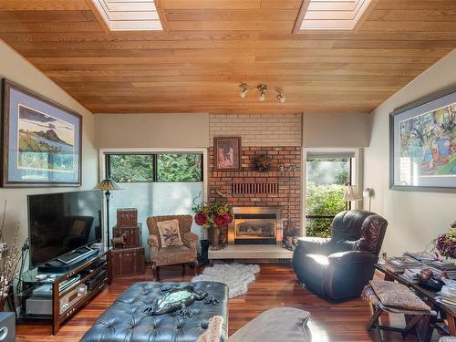 1075 Quailwood Pl, Saanich, BC - Indoor Photo Showing Living Room With Fireplace