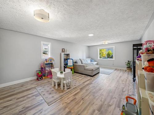 212 Cowichan Ave East, Lake Cowichan, BC - Indoor Photo Showing Living Room
