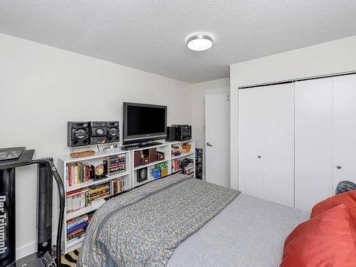 206-231 Mckinstry Pl, Duncan, BC - Indoor Photo Showing Bedroom
