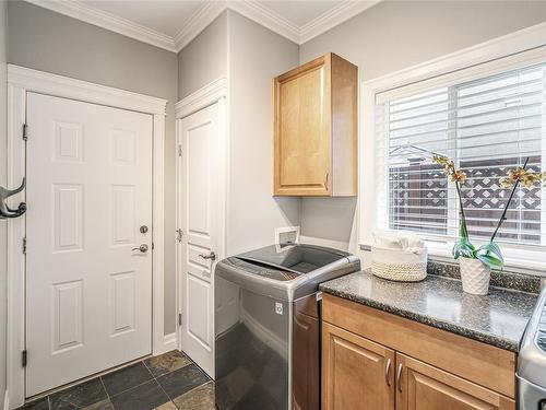 5803 Quarry Cres, Nanaimo, BC - Indoor Photo Showing Laundry Room